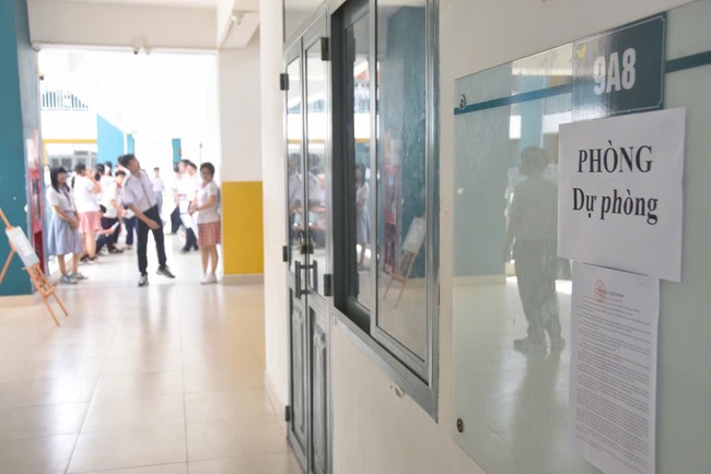 Thí sinh làm thủ tục dự thi lớp 10, đón xem giải đề thi- Ảnh 8. Thí sinh làm thủ tục dự thi lớp 10, đón xem giải đề thi- Ảnh 8.