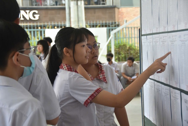 Thí sinh làm thủ tục dự thi lớp 10, đón xem giải đề thi- Ảnh 11. Thí sinh làm thủ tục dự thi lớp 10, đón xem giải đề thi- Ảnh 11.