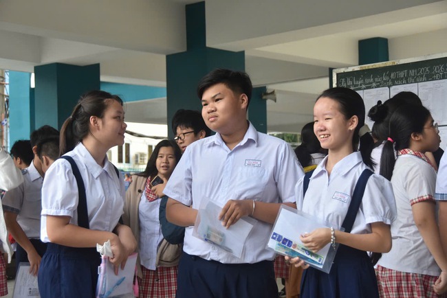 Thí sinh làm thủ tục dự thi lớp 10, đón xem giải đề thi- Ảnh 10. Thí sinh làm thủ tục dự thi lớp 10, đón xem giải đề thi- Ảnh 10.