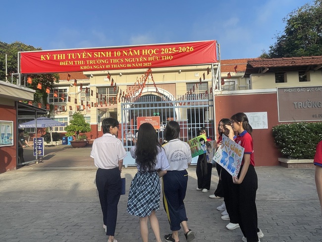 Ngày đầu thi lớp 10 tại TP HCM: Hồi hộp chờ đề ngữ văn đổi mới- Ảnh 2. Ngày đầu thi lớp 10 tại TP HCM: Hồi hộp chờ đề ngữ văn đổi mới- Ảnh 2.