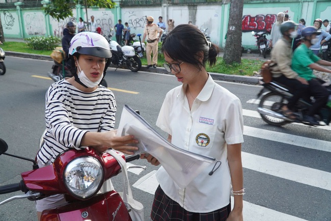 Ngày đầu thi lớp 10 tại TP HCM: Hồi hộp chờ đề ngữ văn đổi mới- Ảnh 5.