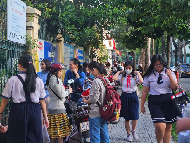 Ngày đầu thi lớp 10 tại TP HCM: Hồi hộp chờ đề ngữ văn đổi mới- Ảnh 6. Ngày đầu thi lớp 10 tại TP HCM: Hồi hộp chờ đề ngữ văn đổi mới- Ảnh 6.