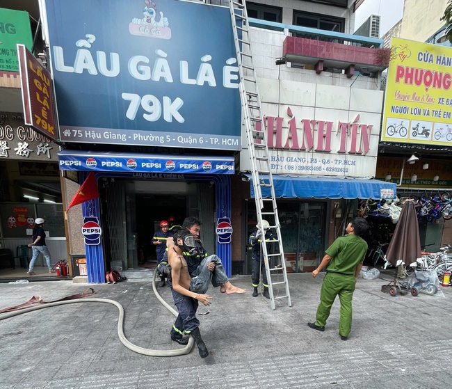 TP HCM: Cháy quán lẩu gà lá é 6 tầng, cứu được nhiều người- Ảnh 1. TP HCM: Cháy quán lẩu gà lá é 6 tầng, cứu được nhiều người- Ảnh 1.
