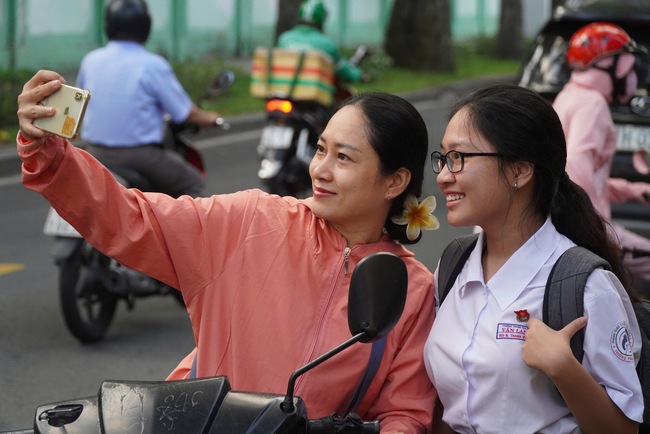 Ngày đầu thi lớp 10 tại TP HCM: Hồi hộp chờ đề ngữ văn đổi mới- Ảnh 4. Ngày đầu thi lớp 10 tại TP HCM: Hồi hộp chờ đề ngữ văn đổi mới- Ảnh 4.