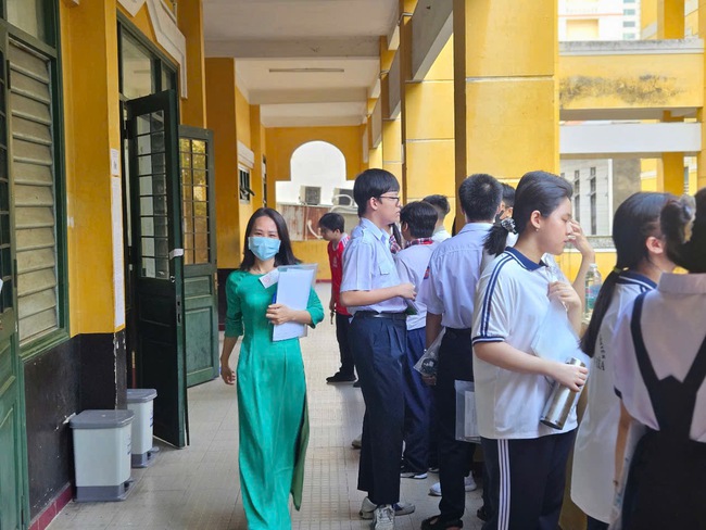Ngày đầu thi lớp 10 tại TP HCM: Hồi hộp chờ đề ngữ văn đổi mới- Ảnh 8. Ngày đầu thi lớp 10 tại TP HCM: Hồi hộp chờ đề ngữ văn đổi mới- Ảnh 8.