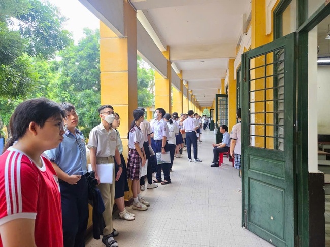 Ngày đầu thi lớp 10 tại TP HCM: Hồi hộp chờ đề ngữ văn đổi mới- Ảnh 9. Ngày đầu thi lớp 10 tại TP HCM: Hồi hộp chờ đề ngữ văn đổi mới- Ảnh 9.