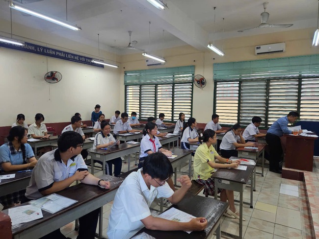 Ngày đầu thi lớp 10 tại TP HCM: Hồi hộp chờ đề ngữ văn đổi mới- Ảnh 10. Ngày đầu thi lớp 10 tại TP HCM: Hồi hộp chờ đề ngữ văn đổi mới- Ảnh 10.