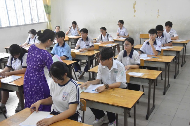 Ngày đầu thi lớp 10 tại TP HCM: Hồi hộp chờ đề ngữ văn đổi mới- Ảnh 11. Ngày đầu thi lớp 10 tại TP HCM: Hồi hộp chờ đề ngữ văn đổi mới- Ảnh 11.