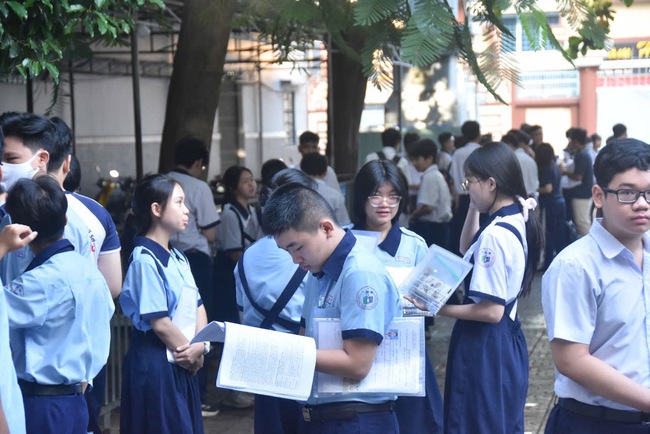 Thi lớp 10 tại TP HCM: Đề văn “trên hành trình trưởng thành”, xem đề thi và gợi ý giải đề- Ảnh 11. Thi lớp 10 tại TP HCM: Đề văn “trên hành trình trưởng thành”, xem đề thi và gợi ý giải đề- Ảnh 11.