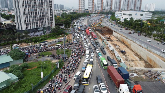 Ùn ứ giao thông nghiêm trọng sau khi cấm xe vào đường dẫn cao tốc TP HCM - Long Thành - Dầu Giây- Ảnh 1. Ùn ứ giao thông nghiêm trọng sau khi cấm xe vào đường dẫn cao tốc TP HCM - Long Thành - Dầu Giây- Ảnh 1.