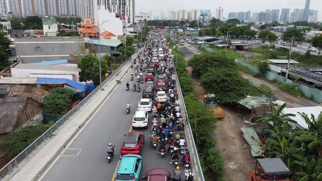 Ùn ứ giao thông nghiêm trọng sau khi cấm xe vào đường dẫn cao tốc TP HCM - Long Thành - Dầu Giây- Ảnh 3. Ùn ứ giao thông nghiêm trọng sau khi cấm xe vào đường dẫn cao tốc TP HCM - Long Thành - Dầu Giây- Ảnh 3.