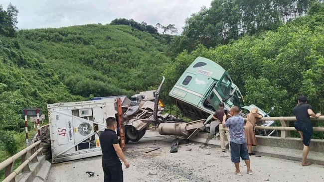 Xe container lật trên Quốc lộ 12A gây tê liệt giao thông giữa trưa nắng - Ảnh 1.