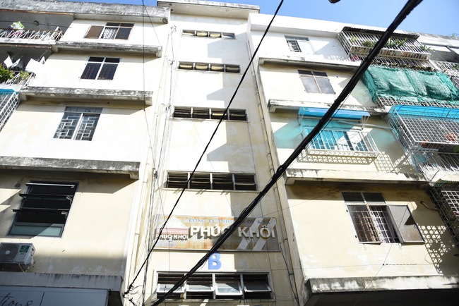 Người dân TP HCM tháo dỡ chuồng cọp sau vụ cháy 8 người tử vong - Ảnh 2. Người dân TP HCM tháo dỡ chuồng cọp sau vụ cháy 8 người tử vong - Ảnh 2.