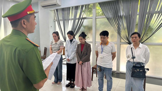 Khởi tố hàng loạt bác sĩ “dỏm” tại Phòng khám Đa khoa Quốc tế Đà Nẵng- Ảnh 1. Khởi tố hàng loạt bác sĩ “dỏm” tại Phòng khám Đa khoa Quốc tế Đà Nẵng- Ảnh 1.
