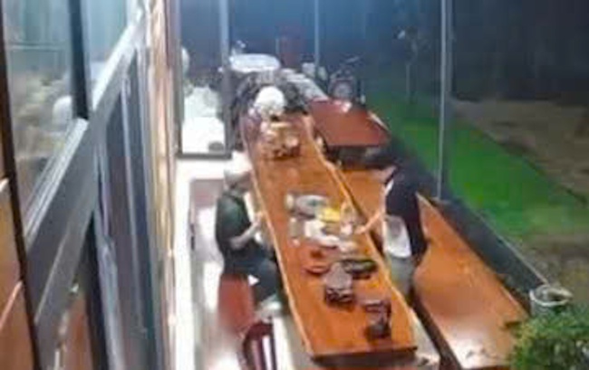 Đang ngồi với bạn tại nhà, người đàn ông bất ngờ trúng đạn và tử vong ngay sau đó - Ảnh 1. Đang ngồi với bạn tại nhà, người đàn ông bất ngờ trúng đạn và tử vong ngay sau đó - Ảnh 1.