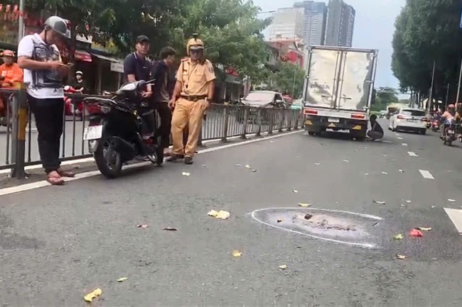 Tai nạn giao thông nghiêm trọng ở phường Vườn Lài, TP HCM khiến cô gái tử vong - Ảnh 1.
