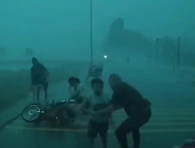 Tài xế bán tải dừng xe chắn gió giật mạnh trong cơn dông cho 5 trẻ em và người phụ nữ- Ảnh 1.