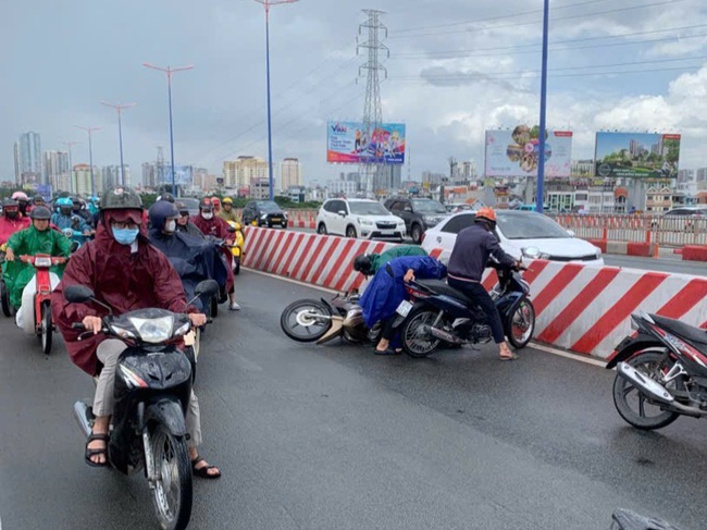 Chỉ vài phút, hàng chục người té ngã trên cầu Sài Gòn- Ảnh 1. Chỉ vài phút, hàng chục người té ngã trên cầu Sài Gòn- Ảnh 1.