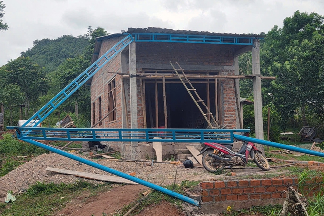 Hàng chục ngôi nhà ở miền núi Quảng Trị bị gió giật tốc mái- Ảnh 2. Hàng chục ngôi nhà ở miền núi Quảng Trị bị gió giật tốc mái- Ảnh 2.