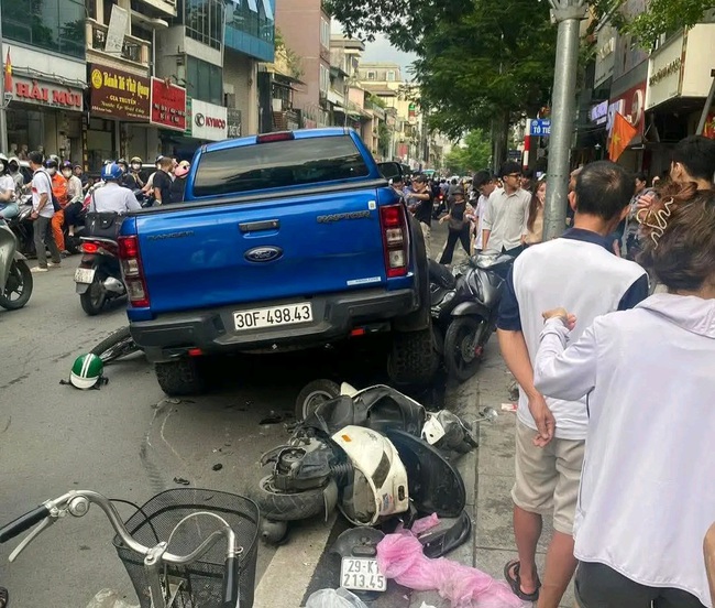 Ô tô bán tải lùi tông hàng loạt xe máy, cuốn người xuống gầm xe- Ảnh 2. Ô tô bán tải lùi tông hàng loạt xe máy, cuốn người xuống gầm xe- Ảnh 2.