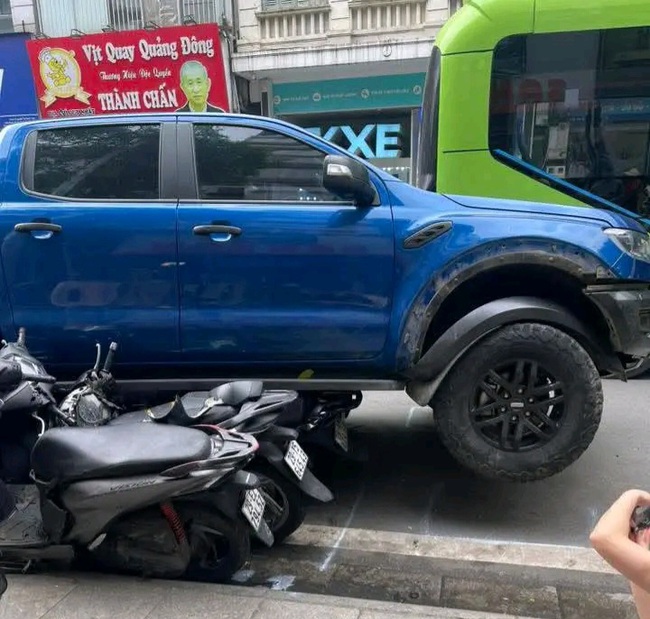 Ô tô bán tải lùi tông hàng loạt xe máy, cuốn người xuống gầm xe- Ảnh 3. Ô tô bán tải lùi tông hàng loạt xe máy, cuốn người xuống gầm xe- Ảnh 3.