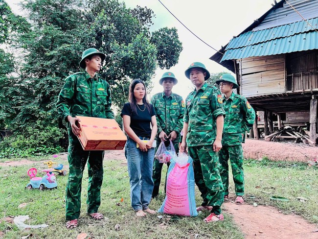 Lửa thiêu rụi 2 căn nhà của hai anh em nghèo - Ảnh 3. Lửa thiêu rụi 2 căn nhà của hai anh em nghèo - Ảnh 3.