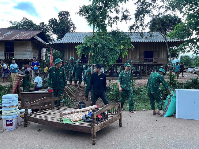 Lửa thiêu rụi 2 căn nhà của hai anh em nghèo - Ảnh 2. Lửa thiêu rụi 2 căn nhà của hai anh em nghèo - Ảnh 2.
