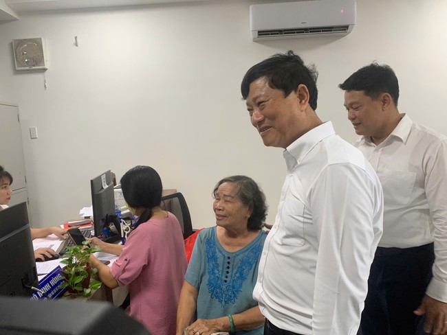 Chủ tịch HĐND TP HCM Võ Văn Minh rất vui với “việc nhỏ nhưng rất ý nghĩa” ở phường Tân Đông Hiệp- Ảnh 2. Chủ tịch HĐND TP HCM Võ Văn Minh rất vui với “việc nhỏ nhưng rất ý nghĩa” ở phường Tân Đông Hiệp- Ảnh 2.