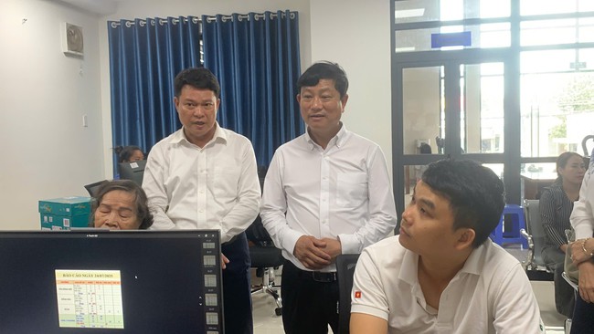 Chủ tịch HĐND TP HCM Võ Văn Minh rất vui với “việc nhỏ nhưng rất ý nghĩa” ở phường Tân Đông Hiệp- Ảnh 1. Chủ tịch HĐND TP HCM Võ Văn Minh rất vui với “việc nhỏ nhưng rất ý nghĩa” ở phường Tân Đông Hiệp- Ảnh 1.