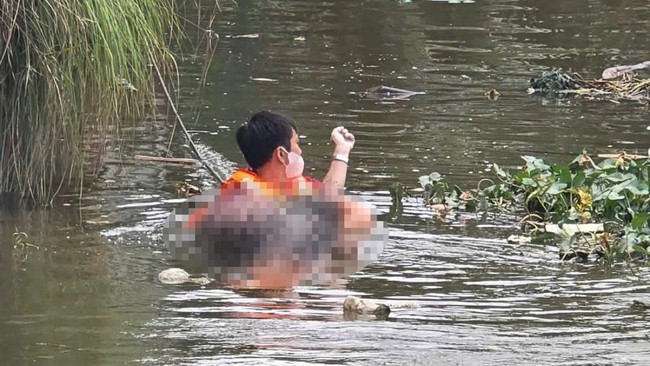 TP HCM: Nguyên nhân nam tài xế rơi xuống kênh rồi tử vong- Ảnh 1. TP HCM: Nguyên nhân nam tài xế rơi xuống kênh rồi tử vong- Ảnh 1.