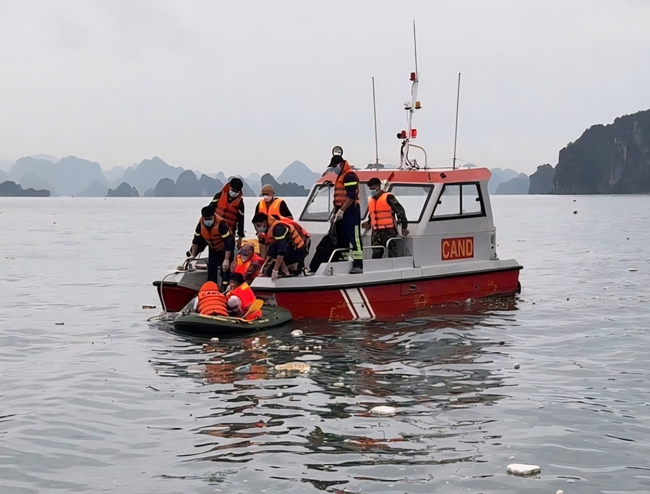 Phát hiện 1 thi thể nghi là nạn nhân cuối cùng trong vụ lật tàu du lịch trên vịnh Hạ Long- Ảnh 1.