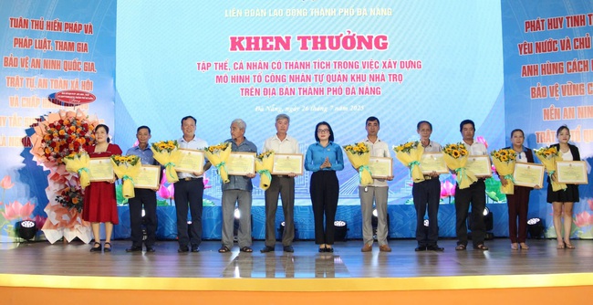 Đà Nẵng tặng quà cho 1.000 đoàn viên Công đoàn có hoàn cảnh khó khăn- Ảnh 1.