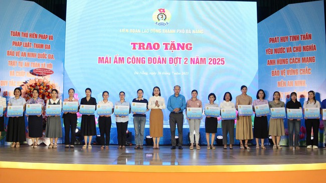 Đà Nẵng tặng quà cho 1.000 đoàn viên Công đoàn có hoàn cảnh khó khăn- Ảnh 2.