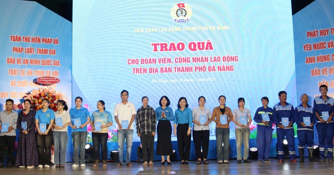 Đà Nẵng tặng quà cho 1.000 đoàn viên Công đoàn có hoàn cảnh khó khăn- Ảnh 3.