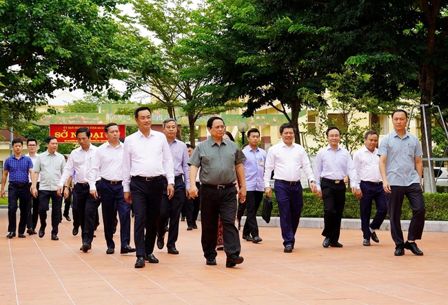Thủ tướng Phạm Minh Chính dâng hương tưởng niệm Bác Hồ và các Anh hùng liệt sĩ tại Quảng Trị- Ảnh 1.