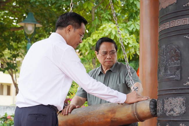 Thủ tướng Phạm Minh Chính dâng hương tưởng niệm Bác Hồ và các Anh hùng liệt sĩ tại Quảng Trị- Ảnh 2.