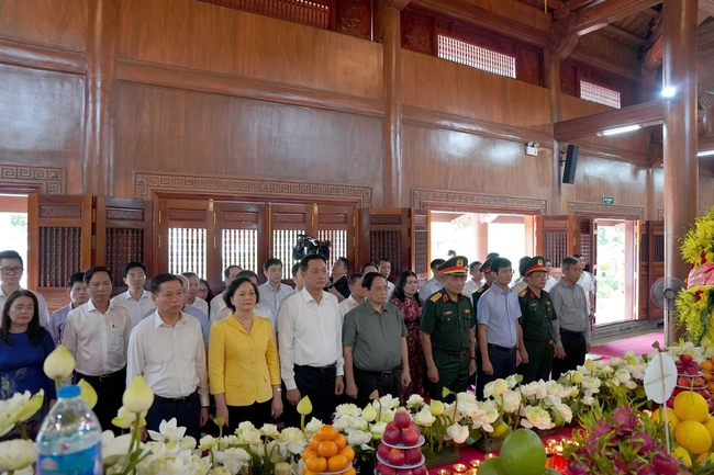 Thủ tướng Phạm Minh Chính dâng hương tưởng niệm Bác Hồ và các Anh hùng liệt sĩ tại Quảng Trị- Ảnh 3.