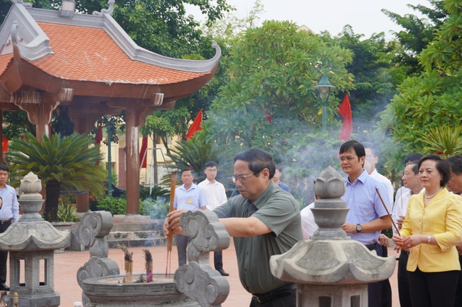 Thủ tướng Phạm Minh Chính dâng hương tưởng niệm Bác Hồ và các Anh hùng liệt sĩ tại Quảng Trị- Ảnh 4.