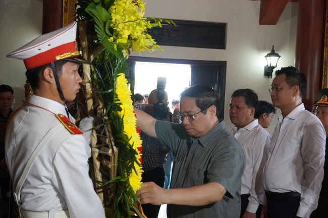Thủ tướng Phạm Minh Chính dâng hương tưởng niệm Bác Hồ và các Anh hùng liệt sĩ tại Quảng Trị- Ảnh 5.