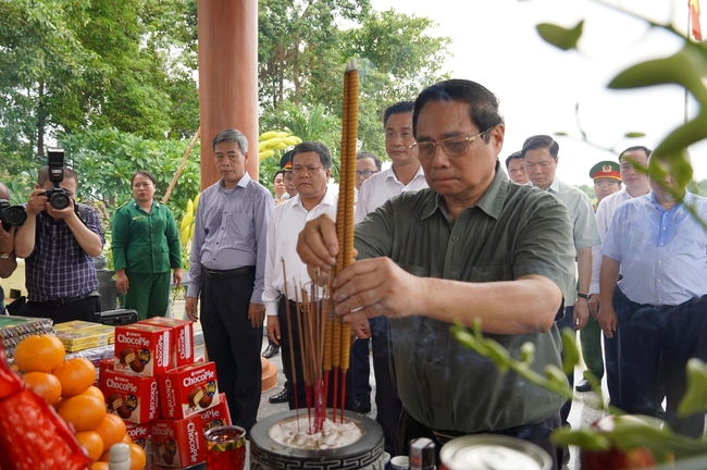 Thủ tướng Phạm Minh Chính dâng hương tưởng niệm Bác Hồ và các Anh hùng liệt sĩ tại Quảng Trị- Ảnh 6.