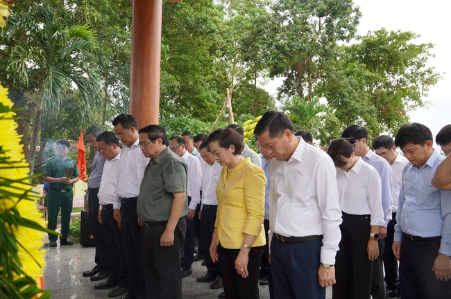 Thủ tướng Phạm Minh Chính dâng hương tưởng niệm Bác Hồ và các Anh hùng liệt sĩ tại Quảng Trị- Ảnh 7.