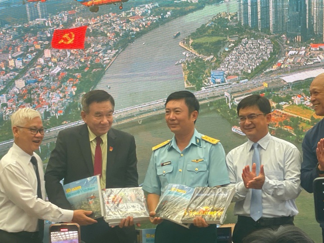Hình ảnh diễu binh, diễu hành Đại lễ 30-4 vào sách ảnh của Nguyễn Á- Ảnh 3. Hình ảnh diễu binh, diễu hành Đại lễ 30-4 vào sách ảnh của Nguyễn Á- Ảnh 3.