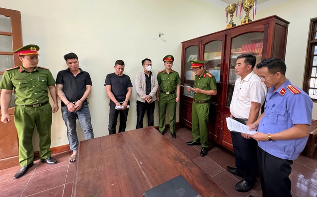 Vì sao chủ nha khoa Sài Gòn Dentist bị 3 thanh niên hành hung dã man? - Ảnh 1. Vì sao chủ nha khoa Sài Gòn Dentist bị 3 thanh niên hành hung dã man? - Ảnh 1.