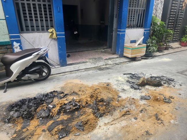 Đang điều tra vụ cháy xe ở phường Tân Hoà- Ảnh 2. Đang điều tra vụ cháy xe ở phường Tân Hoà- Ảnh 2.