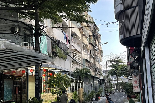 Chủ tịch UBND TP HCM Nguyễn Văn Được đến hiện trường vụ cháy khiến 8 người tử vong- Ảnh 2. Chủ tịch UBND TP HCM Nguyễn Văn Được đến hiện trường vụ cháy khiến 8 người tử vong- Ảnh 2.