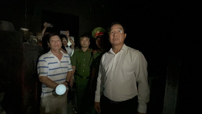 Chủ tịch UBND TP HCM Nguyễn Văn Được đến hiện trường vụ cháy khiến 8 người tử vong- Ảnh 1. Chủ tịch UBND TP HCM Nguyễn Văn Được đến hiện trường vụ cháy khiến 8 người tử vong- Ảnh 1.