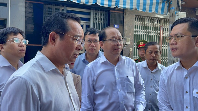 Chủ tịch UBND TP HCM Nguyễn Văn Được đến hiện trường vụ cháy khiến 8 người tử vong- Ảnh 5. Chủ tịch UBND TP HCM Nguyễn Văn Được đến hiện trường vụ cháy khiến 8 người tử vong- Ảnh 5.