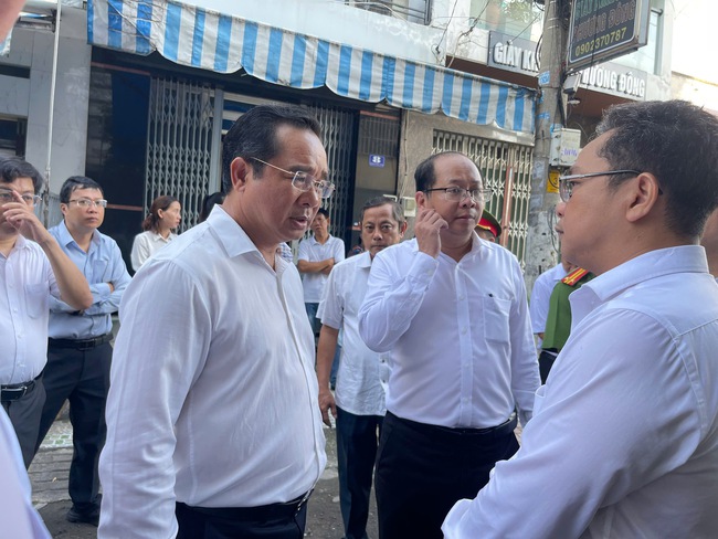 Chủ tịch UBND TP HCM Nguyễn Văn Được đến hiện trường vụ cháy khiến 8 người tử vong- Ảnh 4. Chủ tịch UBND TP HCM Nguyễn Văn Được đến hiện trường vụ cháy khiến 8 người tử vong- Ảnh 4.
