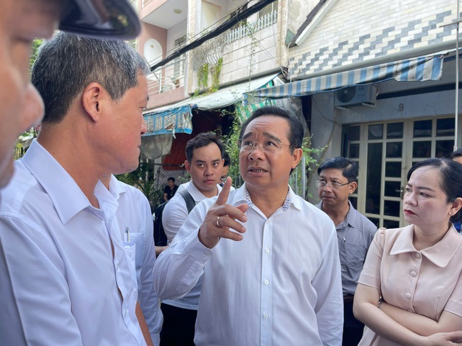 Chủ tịch UBND TP HCM Nguyễn Văn Được đến hiện trường vụ cháy khiến 8 người tử vong- Ảnh 3. Chủ tịch UBND TP HCM Nguyễn Văn Được đến hiện trường vụ cháy khiến 8 người tử vong- Ảnh 3.