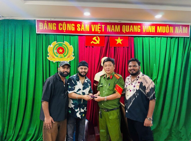Hai người đàn ông "may mắn" sau khi bỏ quên tài sản ở TP HCM- Ảnh 2. Hai người đàn ông "may mắn" sau khi bỏ quên tài sản ở TP HCM- Ảnh 2.